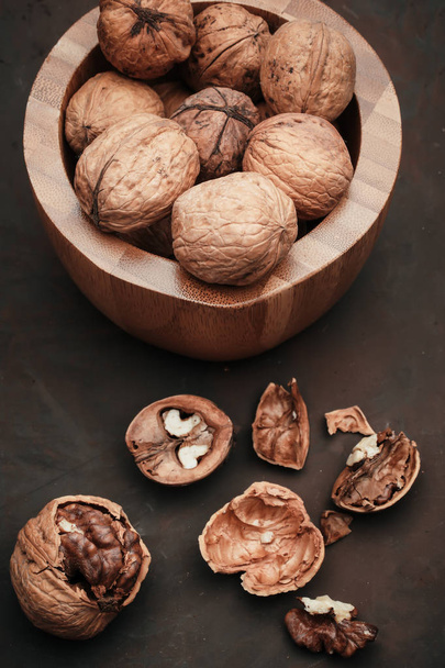 орехи разбросаны по столу - Фото, изображение