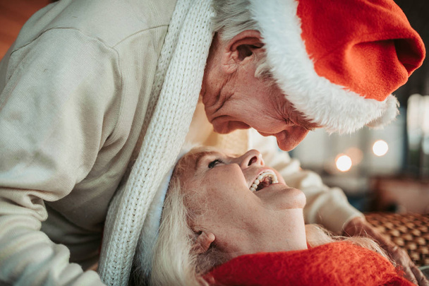 Szczęśliwy uśmiechający się stary para obchodzi urlop zimowy - Zdjęcie, obraz
