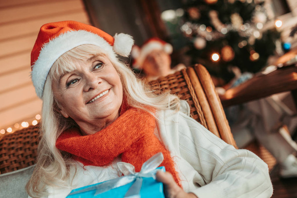 Gelukkig lachende oude vrouw bij Kerstmis - Foto, afbeelding