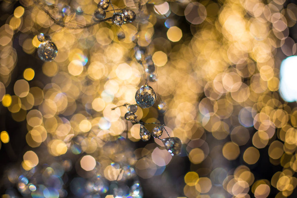 Абстрактные несфокусированные фоны с рождественскими украшениями со световым боке - крупным планом фото
. - Фото, изображение