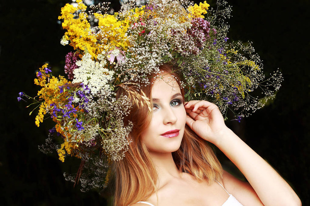 Dziewczyna w Wieniec kwiatów pola - Zdjęcie, obraz