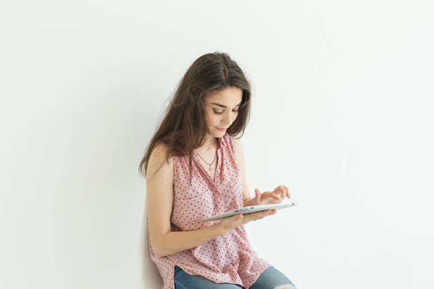 Τεχνολογιών, εκπαίδευση, άνθρωποι έννοια - νεαρός φοιτητής γυναίκα χρησιμοποιώντας tablet σε λευκό φόντο με αντίγραφο χώρου - Φωτογραφία, εικόνα