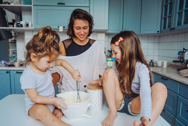glückliche Familie kocht gemeinsam in der Küche - Foto, Bild