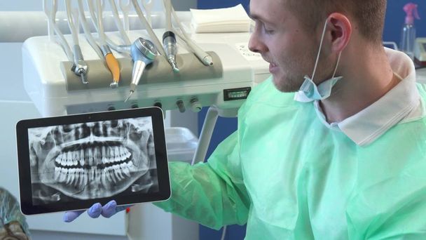 Il dentista muove l'immagine a raggi X sul suo tablet
 - Foto, immagini