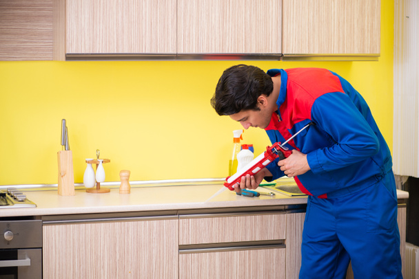Reparaturarbeiter in der Küche  - Foto, Bild