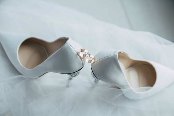 スツールにリングと白の結婚式の靴のペア - 写真・画像