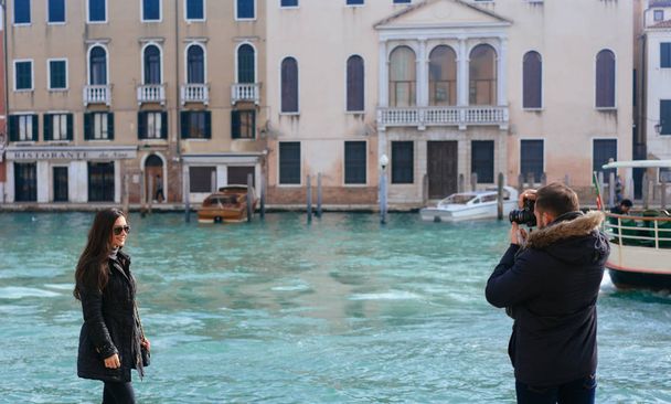 Kaunis pari Venetsiassa, Italiassa
 - Valokuva, kuva