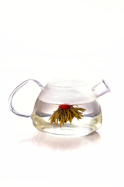 свободный цветущий чай в чайнике
 - Фото, изображение