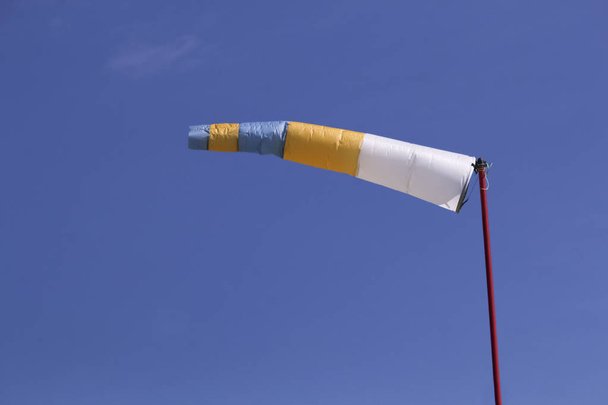 Windsack als Windmessgerät, Windfahne auf dem Flugplatz auf einer Flugschau - Foto, Bild