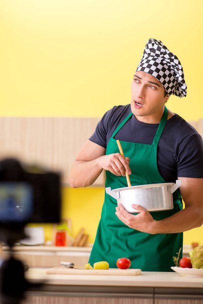 Νεαρός σεφ blogger εξηγεί την προετοιμασία τροφίμων   - Φωτογραφία, εικόνα