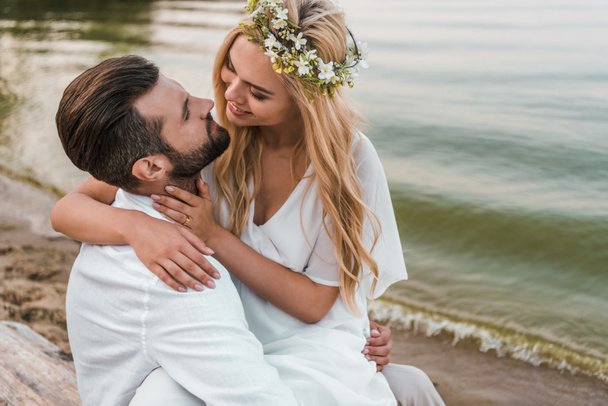 Lächeln elegante Braut und Bräutigam am Strand küssen - Foto, Bild