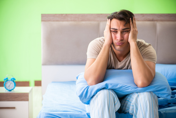 Muž trpící poruchou spánku a nespavostí - Fotografie, Obrázek