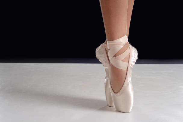 closeup of ballerina feet on pointe in pointe shoes - Foto, Imagen