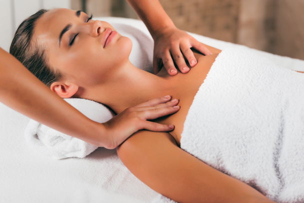 mulher atraente tendo massagem no salão de spa
 - Foto, Imagem