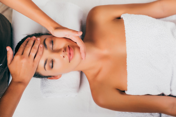 mulher linda relaxar e ter massagem facial no salão de spa
  - Foto, Imagem