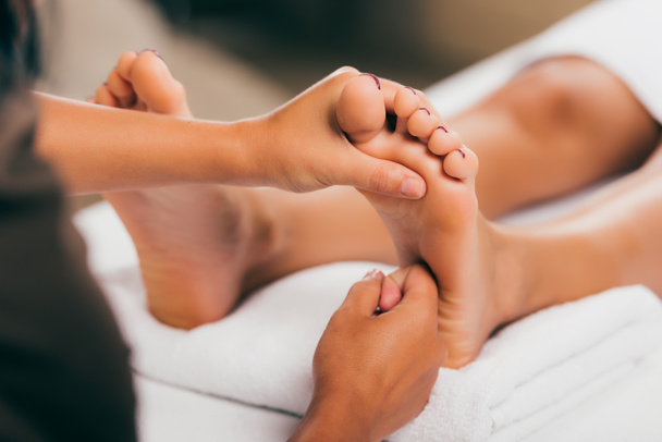 vista cortada da mulher relaxante no salão de massagem
   - Foto, Imagem