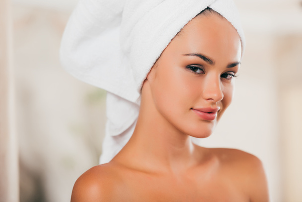 piękna kobieta relaksujący ręcznik na głowę w salonie spa - Zdjęcie, obraz