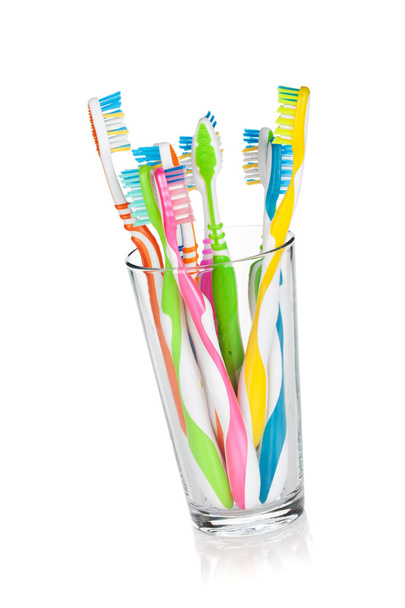 Színes fogkefék üvegben - Fotó, kép