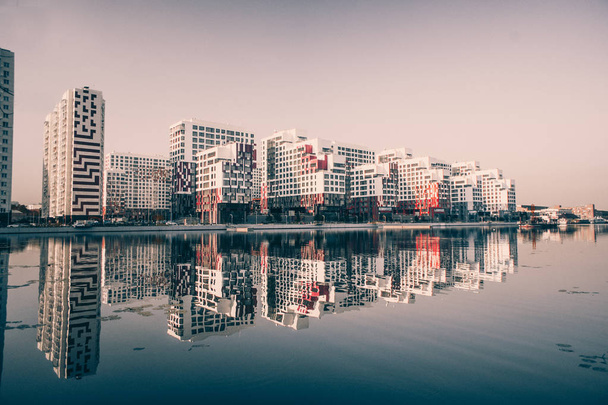 River Park, una nueva zona residencial de la ciudad, ubicada a orillas del Nagatinskiy Backwater en Moscú, un proyecto urbano para la renovación de áreas industriales en el Distrito Administrativo Sur de Moscú
. - Foto, imagen