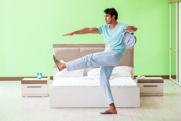 Junger Mann im Pyjama macht Morgenübungen  - Foto, Bild