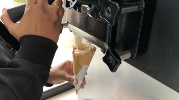Enchimento de mulher girar um cone com gelado de servir macio da máquina
 - Filmagem, Vídeo