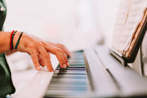 Αρσενικό τα χέρια παίζοντας πιάνο στο στούντιο στο σπίτι - Φωτογραφία, εικόνα