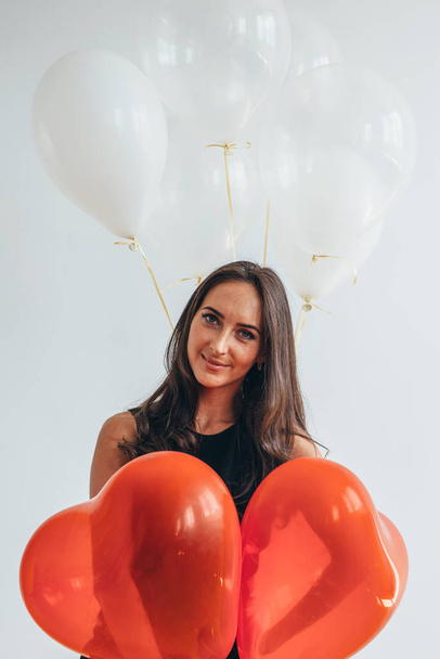 Szépség lány mosolyogva ünnepli Nyaralás hőlégballonok - Fotó, kép