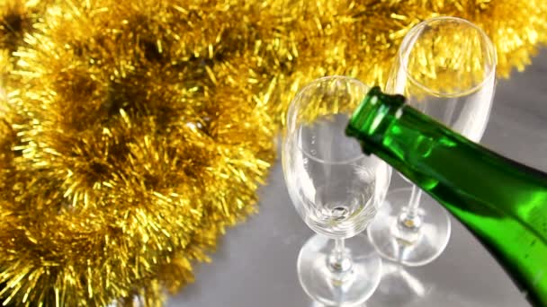 Champagneglazen met Kerstmis goud en zilver klatergoud decoratie. Close-up. - Video