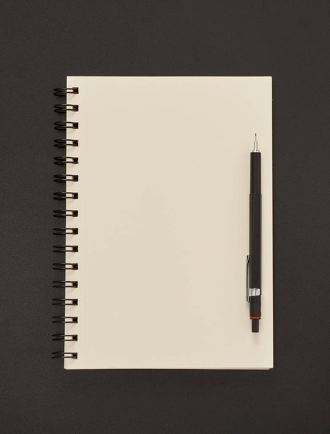Üres jegyzetfüzet és ceruza-táblára - Fotó, kép