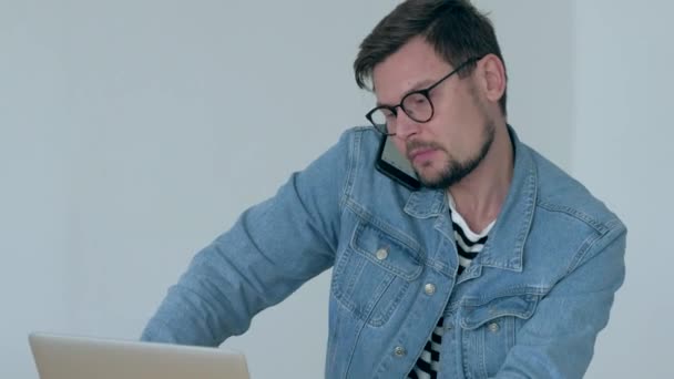 Man works at the laptop in office - Video, Çekim