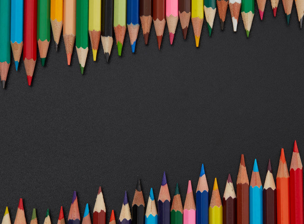 Multi-gekleurde potloden frame op blackboard - Foto, afbeelding