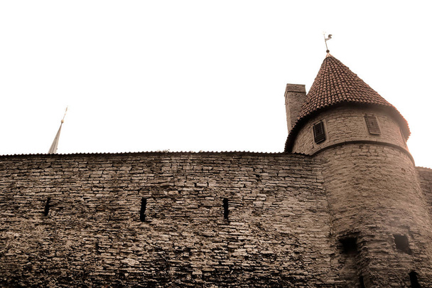 Murallas de la fortaleza de Tallin. Las murallas y las muchas puertas siguen existiendo hoy en día. Esta es una de las razones por las que el casco antiguo de Tallin se convirtió en Patrimonio de la Humanidad
 - Foto, Imagen