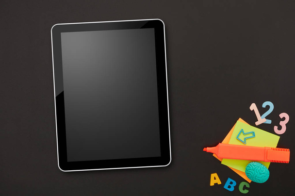 Digitale Tablet PC-, marker- en zelfklevende notities op blackboard - Foto, afbeelding