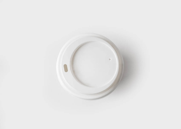 Top view of a disposable coffee cup with cap. - Foto, afbeelding