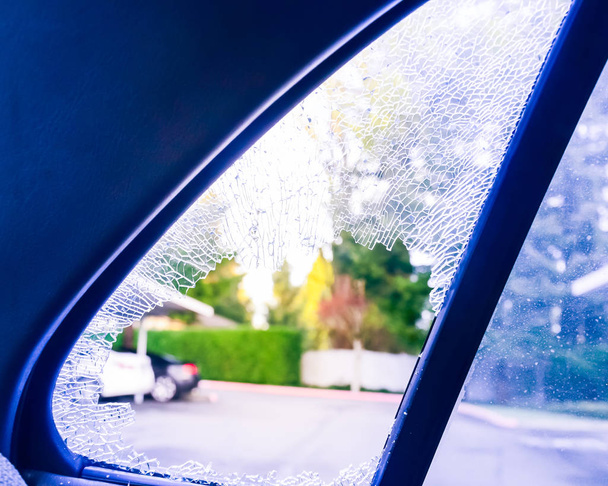 Exterior close-up vista quebrado passageiro janela carro esmagado por ladrão ou acidente. Vidro danificado por roubo de carro. Seguro automóvel Reclamação Conceituação temática
. - Foto, Imagem