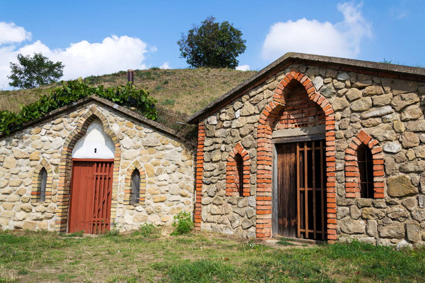 Traditionele wijnkelders gesneden uit de grond, Vrbice, Breclav district, Zuid-Moravië, Tsjechië - Foto, afbeelding