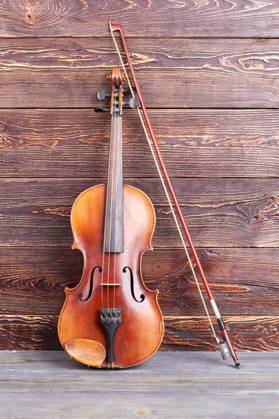 Vintage βιολί σε φόντο ξύλινη. - Φωτογραφία, εικόνα