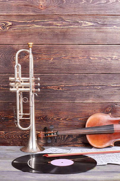 Instrumentos musicales vintage sobre fondo de madera
. - Foto, Imagen