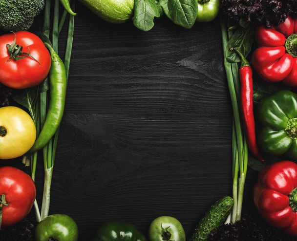 Assortiment de légumes frais disposés en forme de cadre, avec espace pour le texte ou la publicité
 - Photo, image