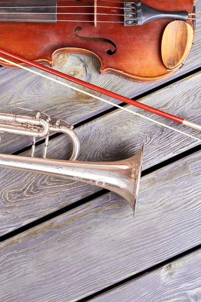Starožitné housle a trumpetu na dřevěnou podlahu. - Fotografie, Obrázek