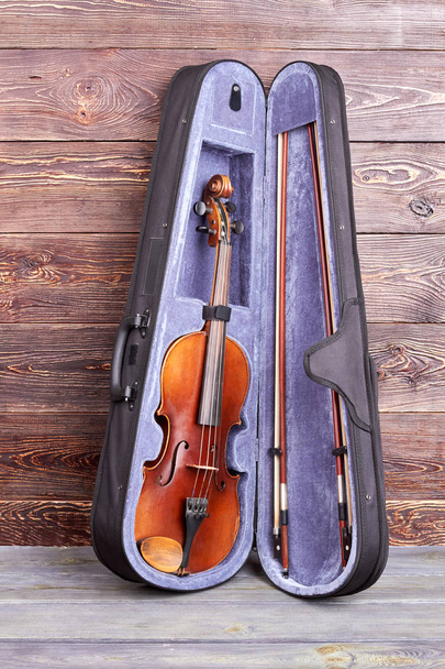 Violino em caso de fundo de madeira
. - Foto, Imagem