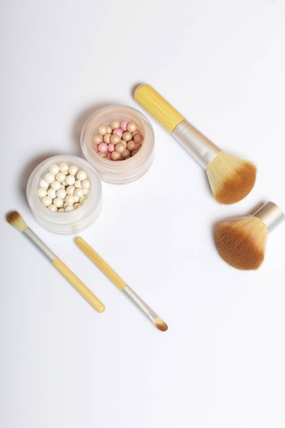 Beauty knolling. Brushes for applying makeup of different sizes and highlighter. - 写真・画像