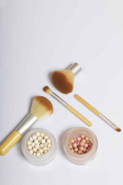 Beauty knolling. Brushes for applying makeup of different sizes and highlighter. - Fotoğraf, Görsel