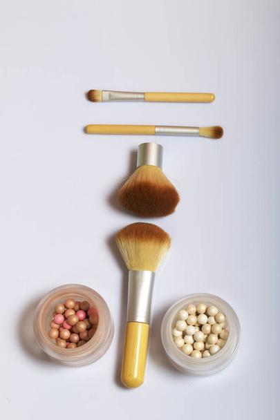 Beauty knolling. Brushes for applying makeup of different sizes and highlighter. - 写真・画像