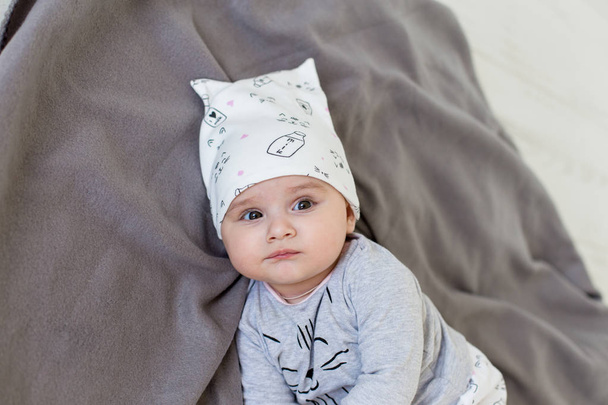 Bild von süßen Baby-Mädchen in einem Kranz, Nahaufnahme Porträt von niedlichen 6 Monate alten lächelnden Mädchen, Kleinkind. - Foto, Bild