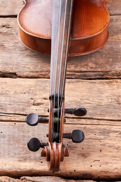 Parte vieja del violín en tablones de madera de cerca
. - Foto, imagen