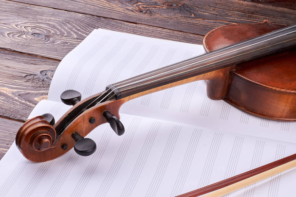 Primer plano violín y notas musicales
. - Foto, imagen