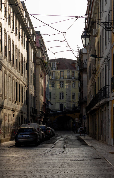 リスボンの緊密なストリートの様々 なトラム. - 写真・画像