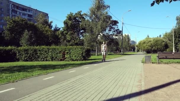 Kız scooter üzerinde gider - Video, Çekim