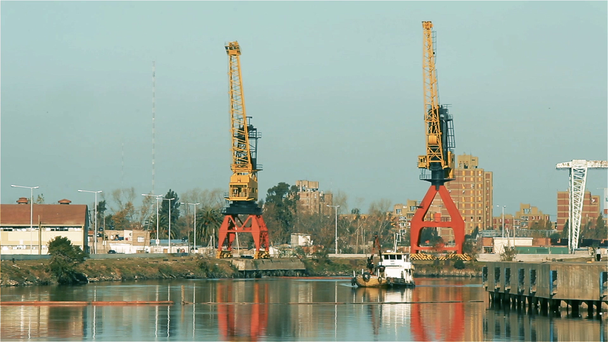 Промислові крани в річці Riachuelo (Буенос-Айрес, Аргентина). - Кадри, відео